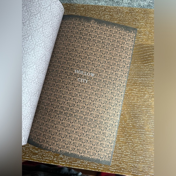 Hollow City: The Second Novel of Miss Peregrine's Peculiar Children hardcover - Picture 2 of 3